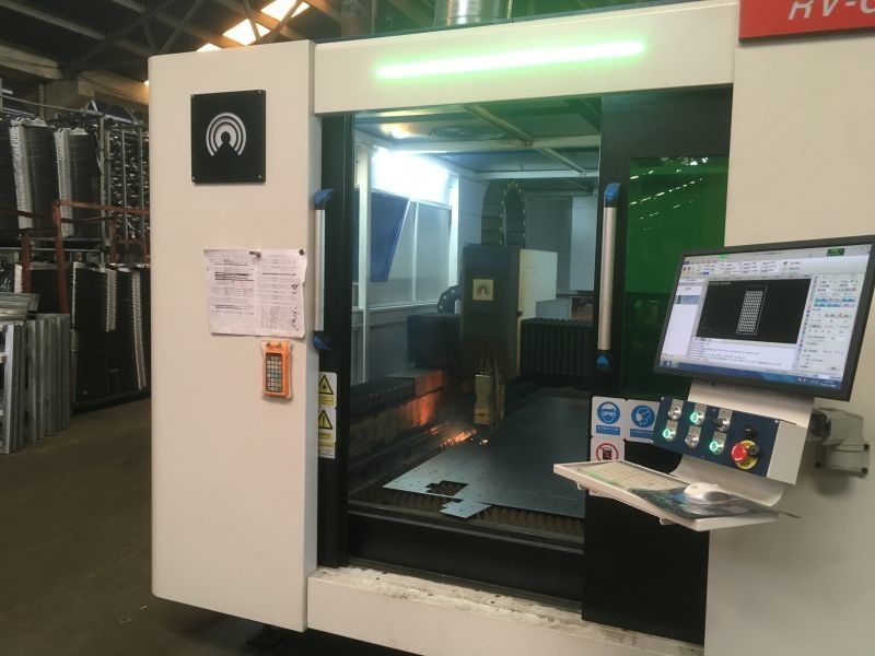 tabla del intercambio de la cortadora del laser de la fibra del CNC de 1500W 4000W IPG max 3015 con la cubierta