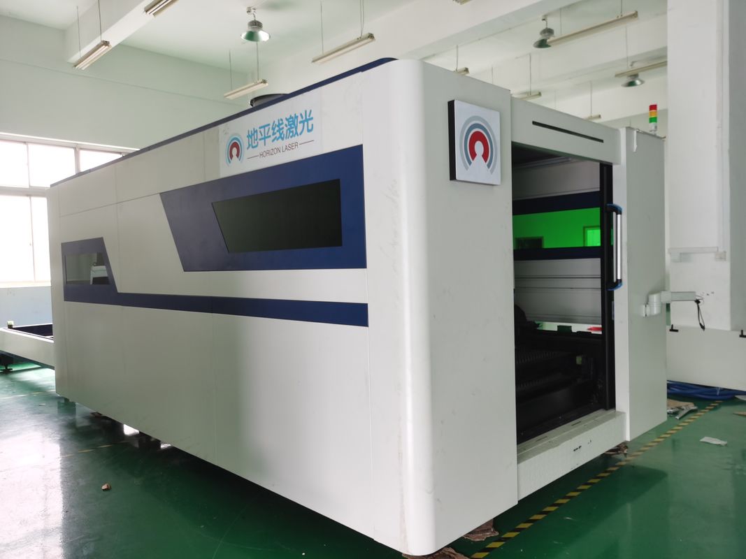 tabla del intercambio de la cortadora del laser de la fibra del CNC de 1500W 4000W IPG max 3015 con la cubierta