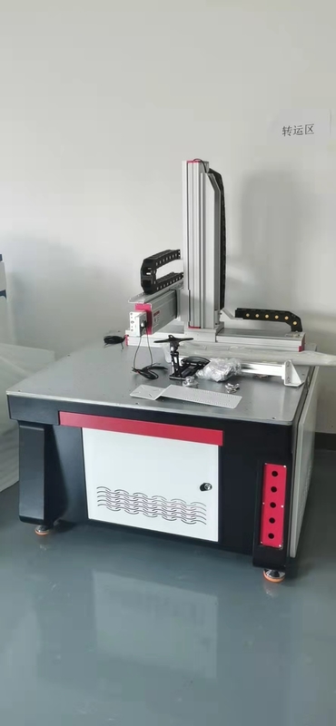 Soldadora de laser de la fibra de la refrigeración por agua 1000W 1080nm con la tabla de trabajo