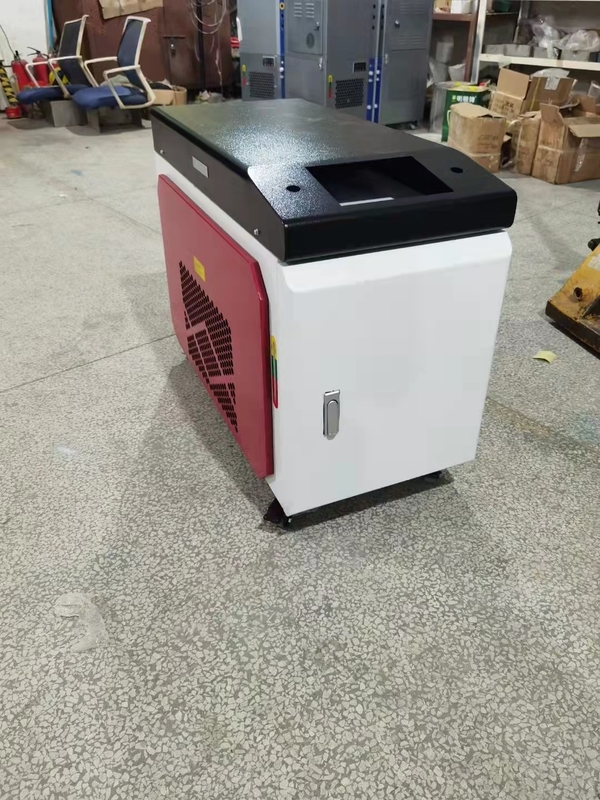 Soldador automático 220V 1500W del laser del medio peso para el metal